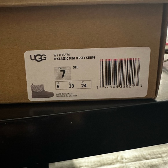 Brand New UGG boots - Picture 2 of 2